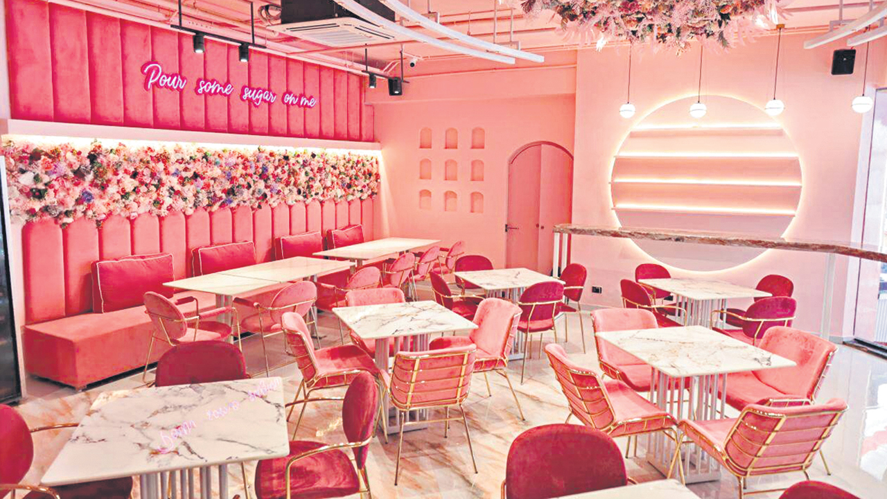 T Kitchen | ఈ రెస్టారెంట్‌ గేటు మొదలు నేల, కుర్చీలు, లైట్లు.. అన్నీ గులాబీ రంగులోనే ఉంటాయి