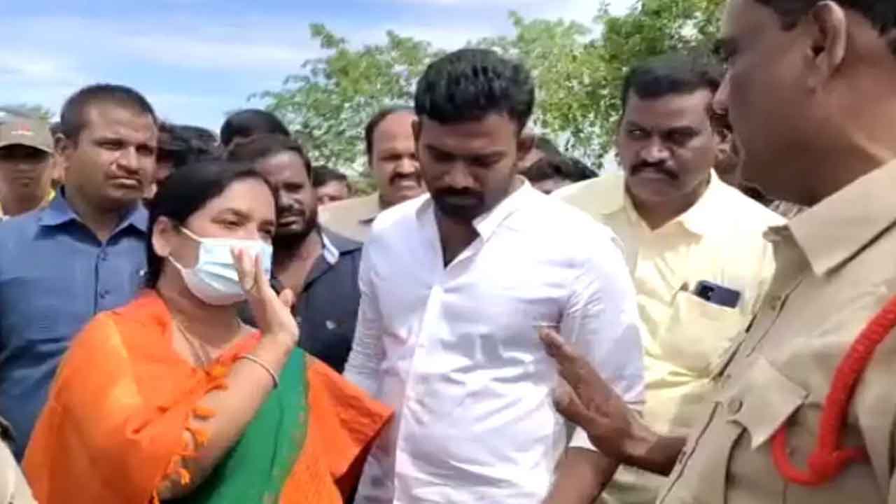 రామగిరిలో సునీతను అడ్డుకున్న పోలీసులు