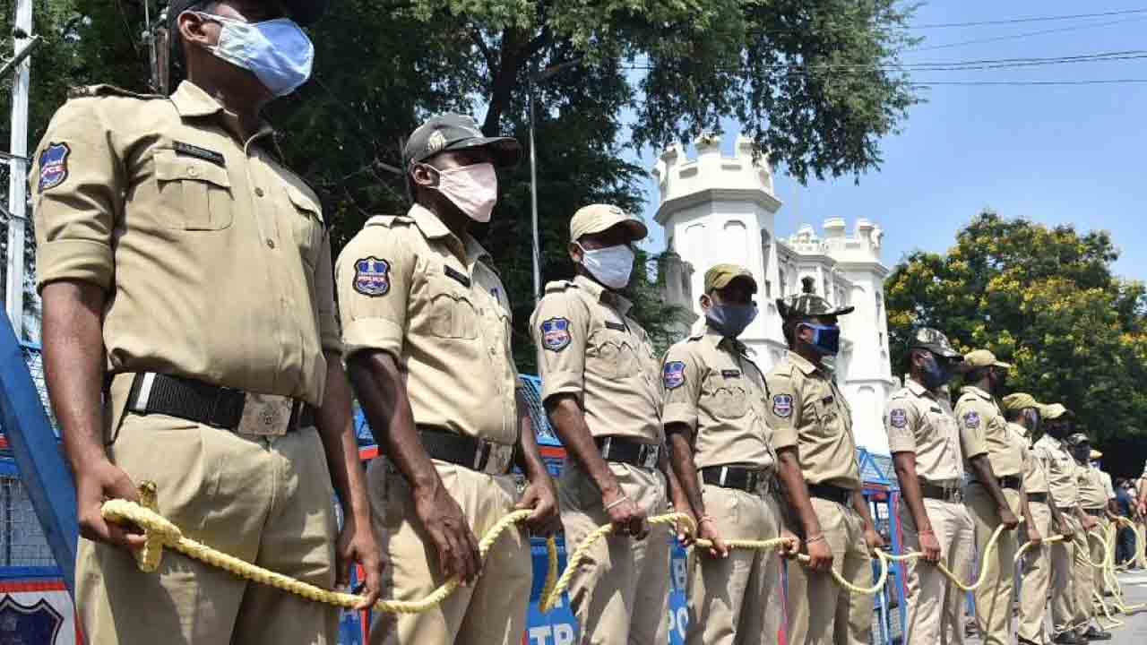 హైద‌రాబాద్‌లో 2,865 మంది పోలీసుల బ‌దిలీ