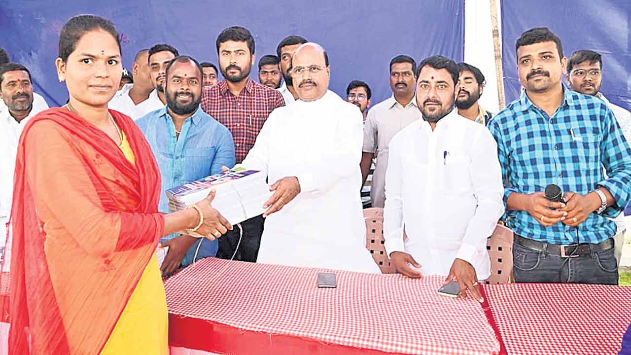 ఉద్యోగ సాధనే లక్ష్యంగా కష్టపడాలి
