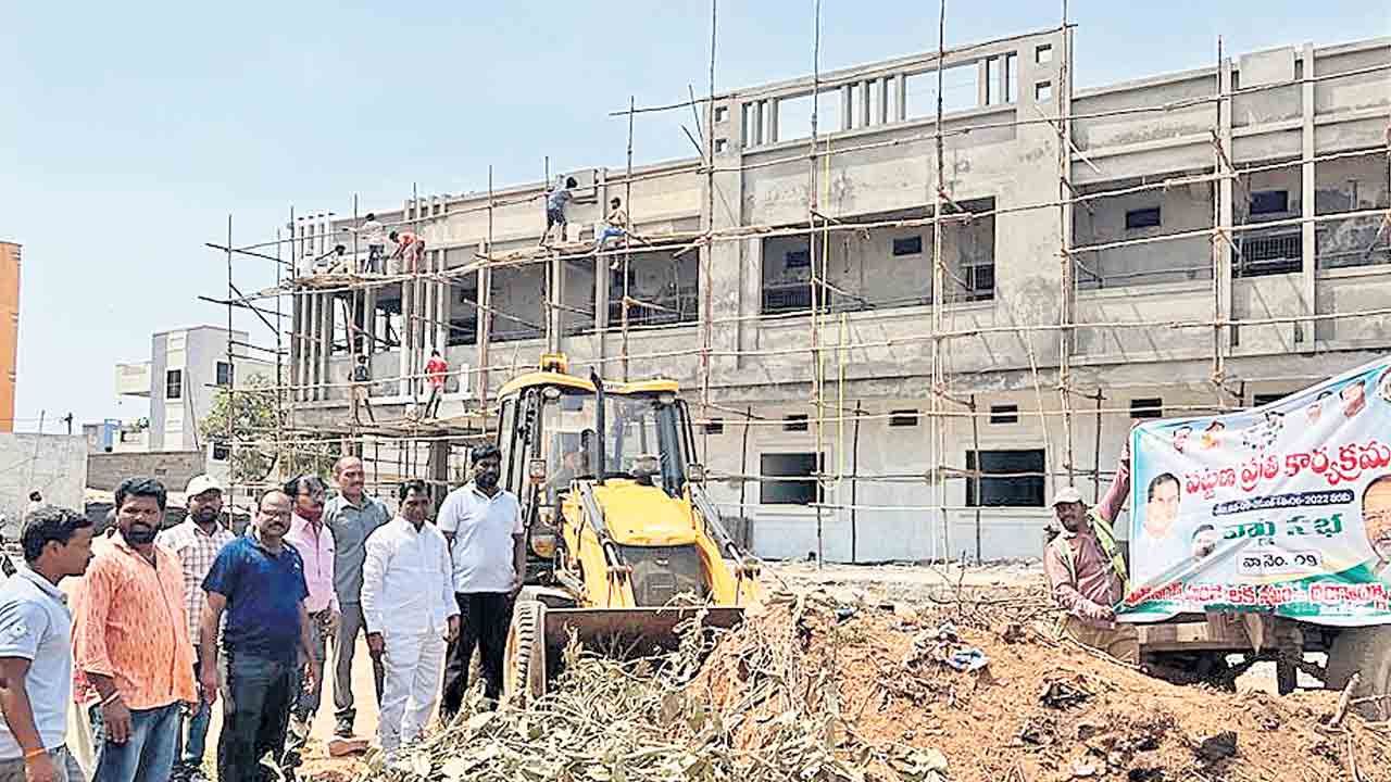 రోడ్లు ఊడ్చి.. వీధులు శుభ్రం చేసి