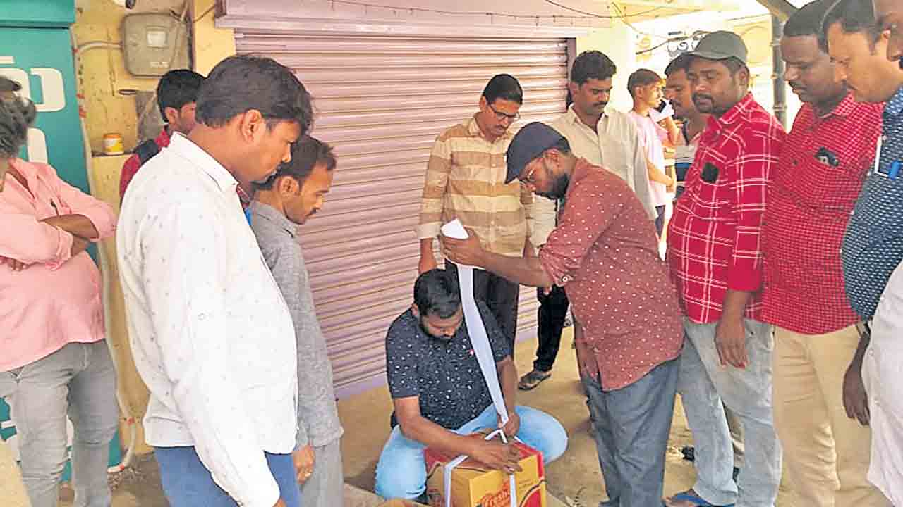 కల్తీ నూనె విక్రయిస్తున్న దుకాణంపై దాడులు