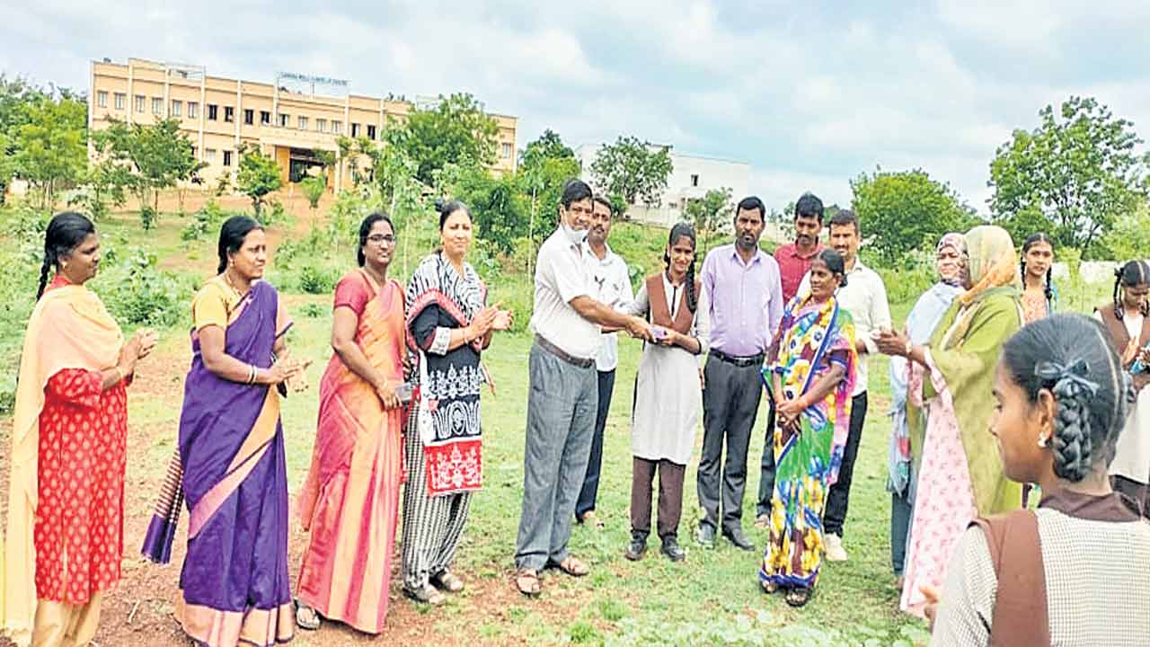 మీనాక్షిని ఆదర్శంగా తీసుకోవాలి