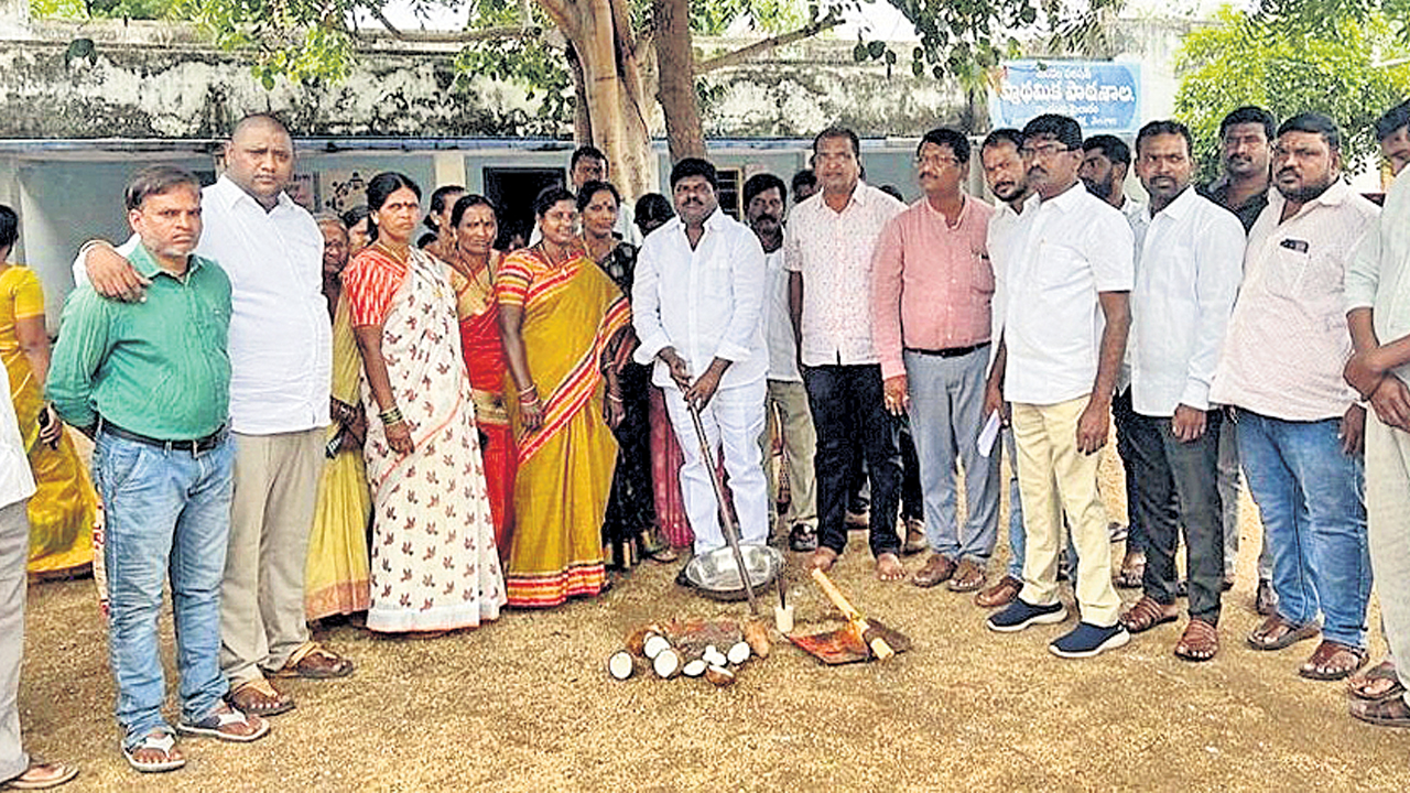 గ్రామాల్లో స్థలాలను గుర్తించి కేటాయించాలి