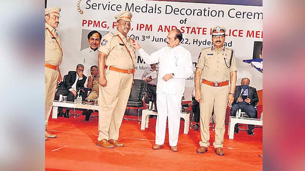 ఇద్దరు ఏఎస్ఐలకు ఉత్తమ పోలీస్ సేవా పతకాలు
