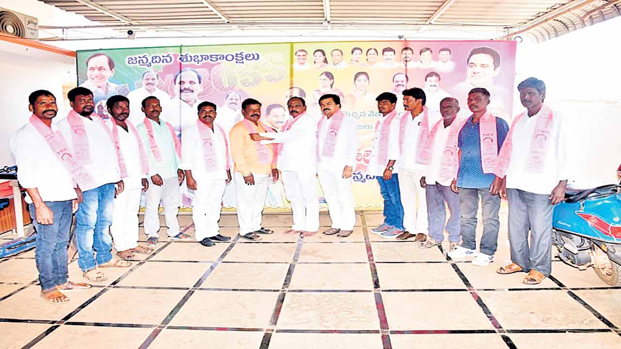 కష్టపడే కార్యకర్తలకు సముచిత స్థానం