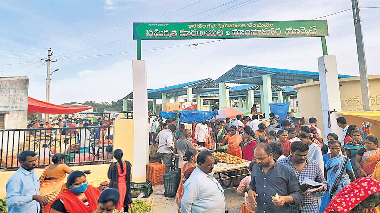 తీరిన చిరువ్యాపారుల కష్టాలు