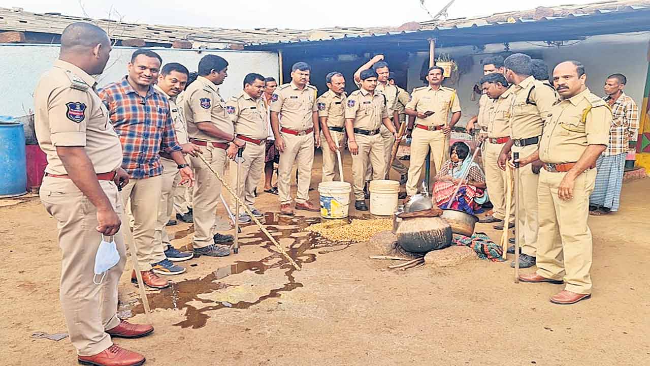 తండాల్లో ఎక్సైజ్ మెరుపుదాడులు