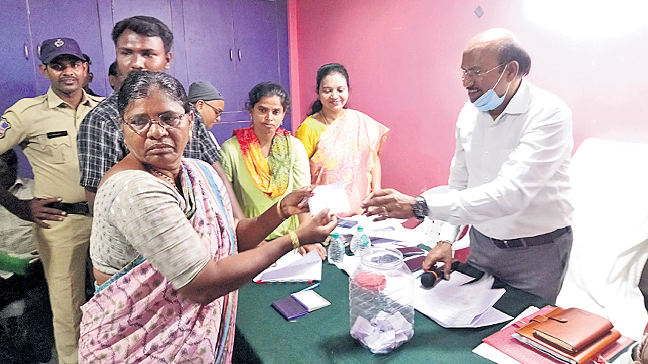 తొర్రూర్ రైతులకు ప్లాట్ నంబర్ల కేటాయింపు