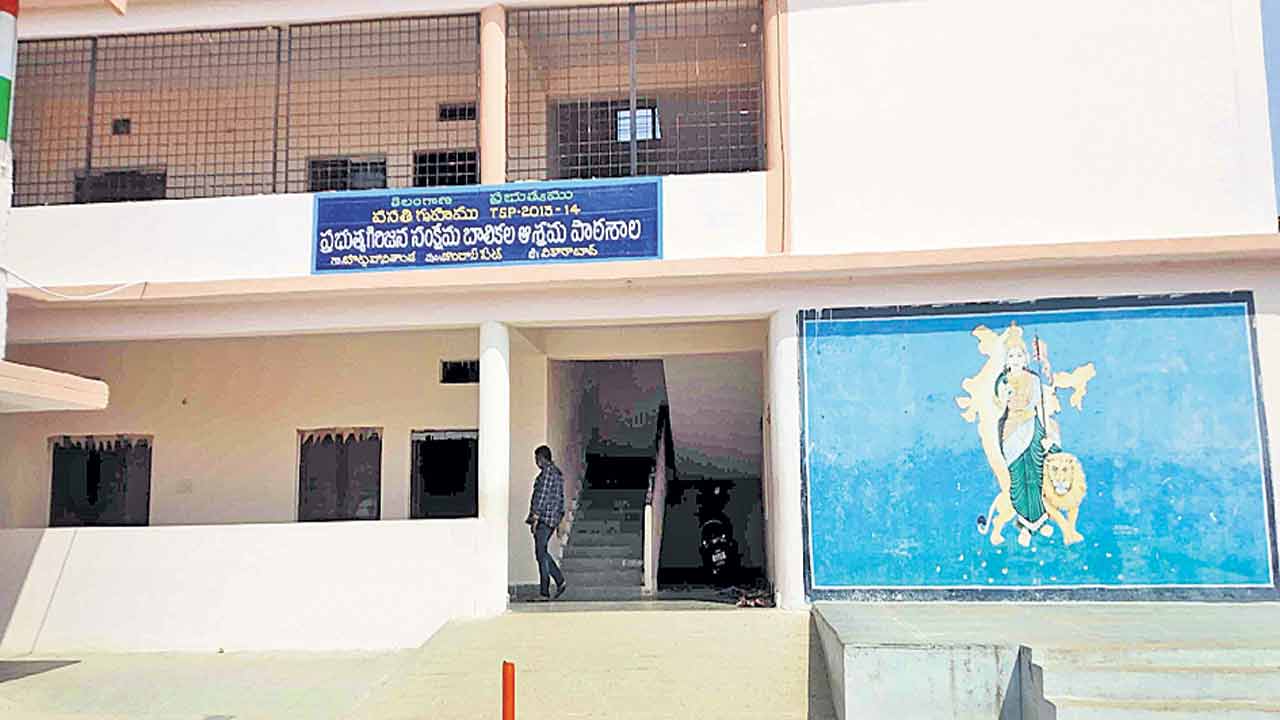ఆశ్రమ పాఠశాలల్లోనూ.. ఆంగ్ల మాధ్యమం