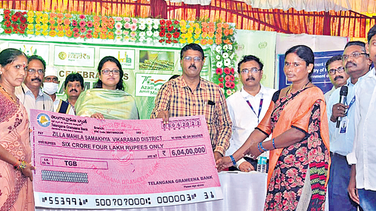 రుణాలు అందించి ప్రోత్సహించాలి