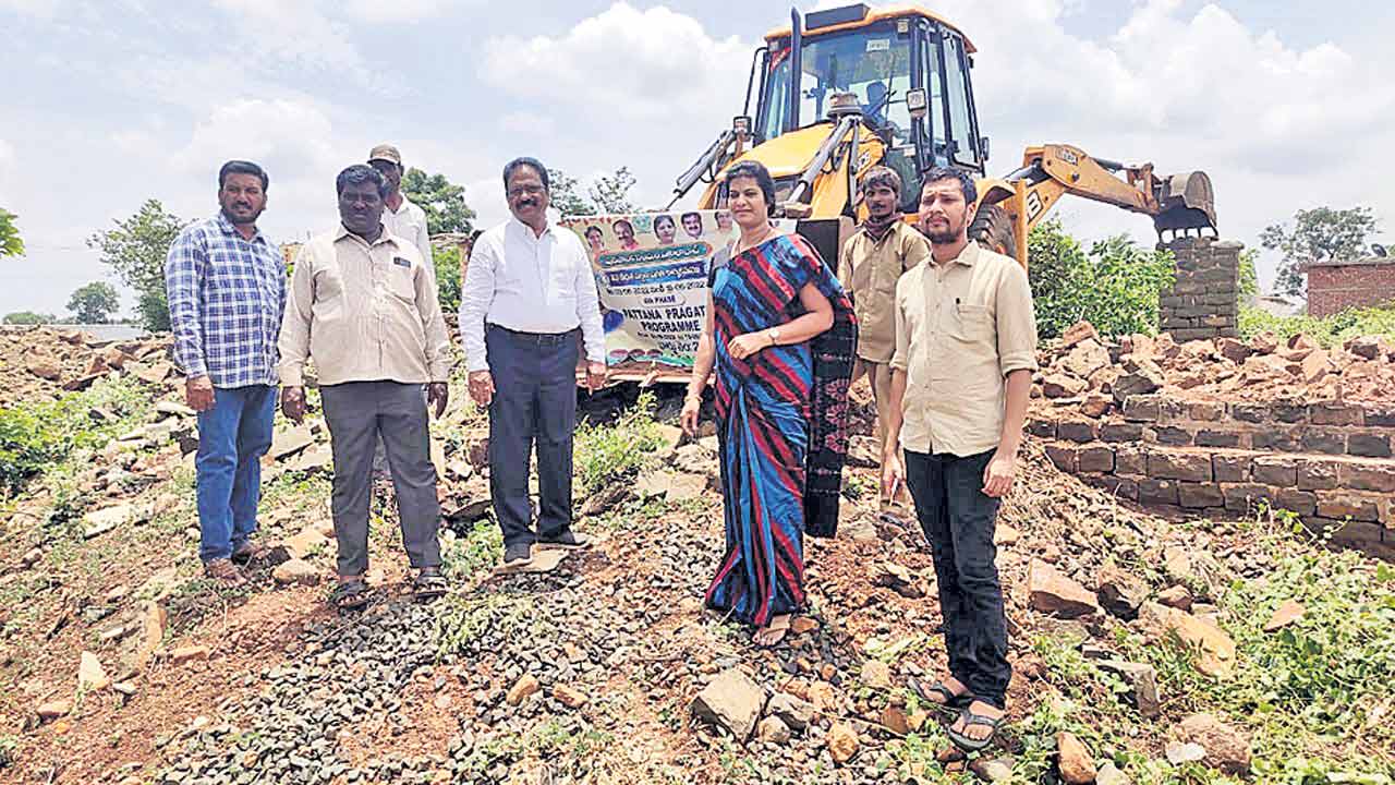 జోరుగా ప్రగతి పనులు
