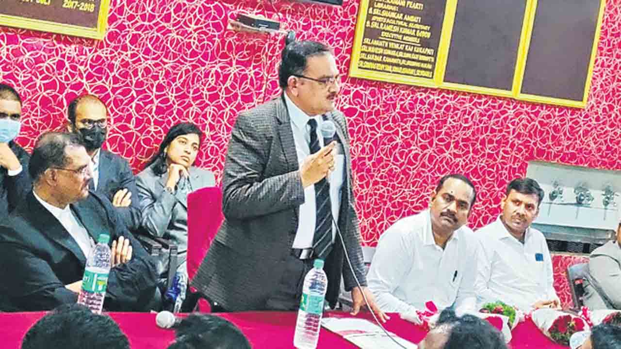 సమస్యలకు సత్వర పరిష్కారం చూపుదాం