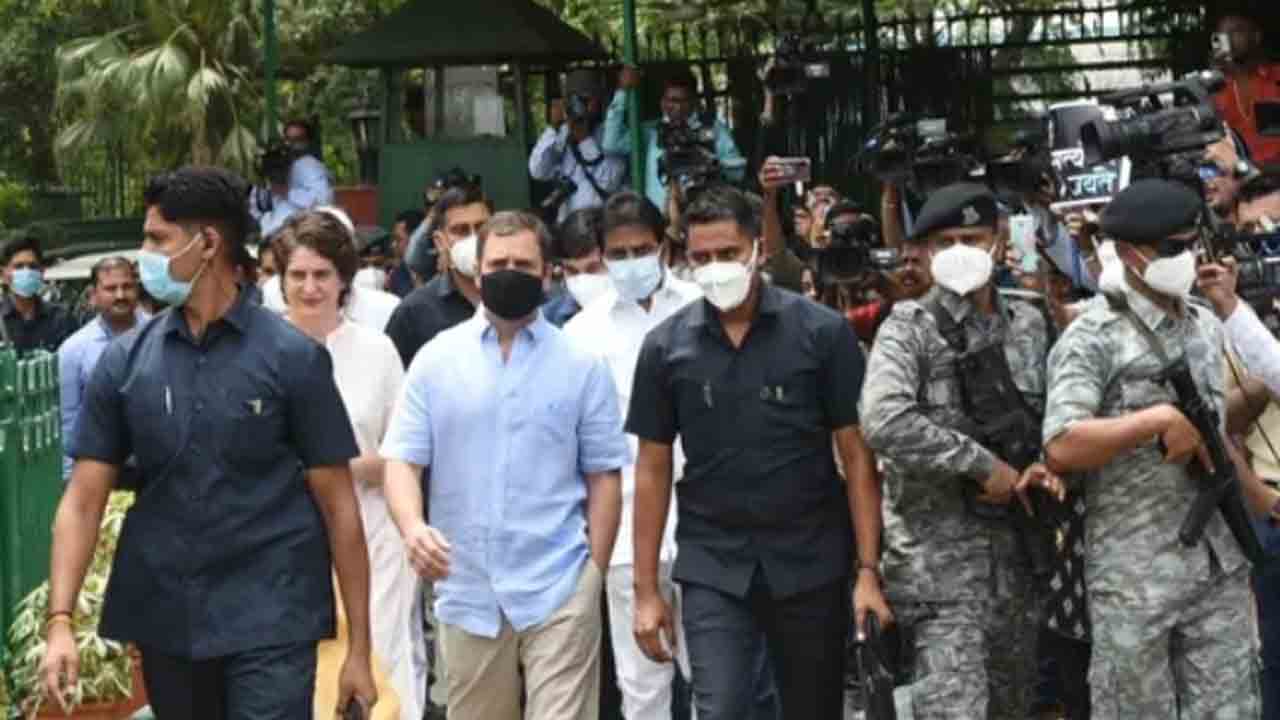 ఆసుపత్రిలో ఉన్న తల్లి సోనియాను కలిసిన రాహుల్, ప్రియాంక