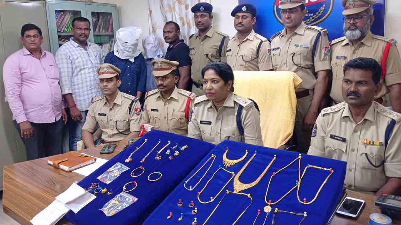 రైళ్లలో 55 తులాల బంగారు ఆభ‌ర‌ణాలు చోరీ.. ఇద్ద‌రు అరెస్ట్