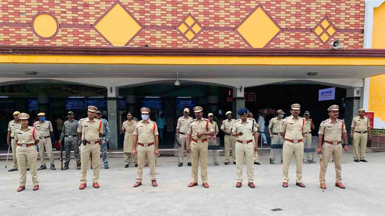 సికింద్రాబాద్‌ ఘటనతో అప్రమత్తమైన పోలీసులు.. రైల్వే స్టేషన్లలో భారీగా బందోబస్తు