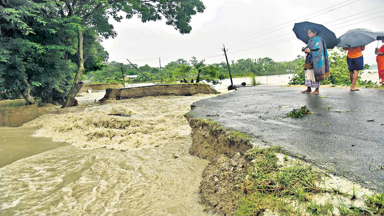అస్పాంలోని నల్బరీ జిల్లాలో భారీ వరదకు కొట్టుకుపోయిన రోడ్డు