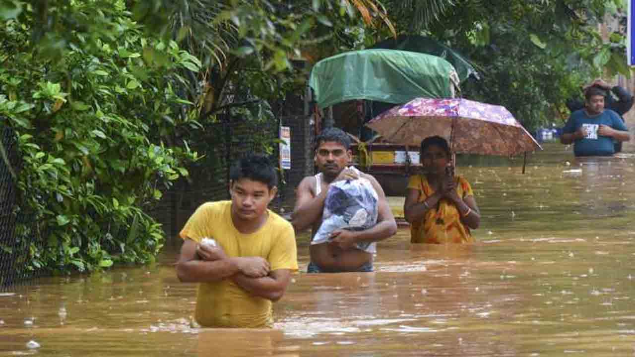 అసోంలో భారీ వరదలు.. కొండచరియలు విరిగిపడి నలుగురు మృతి