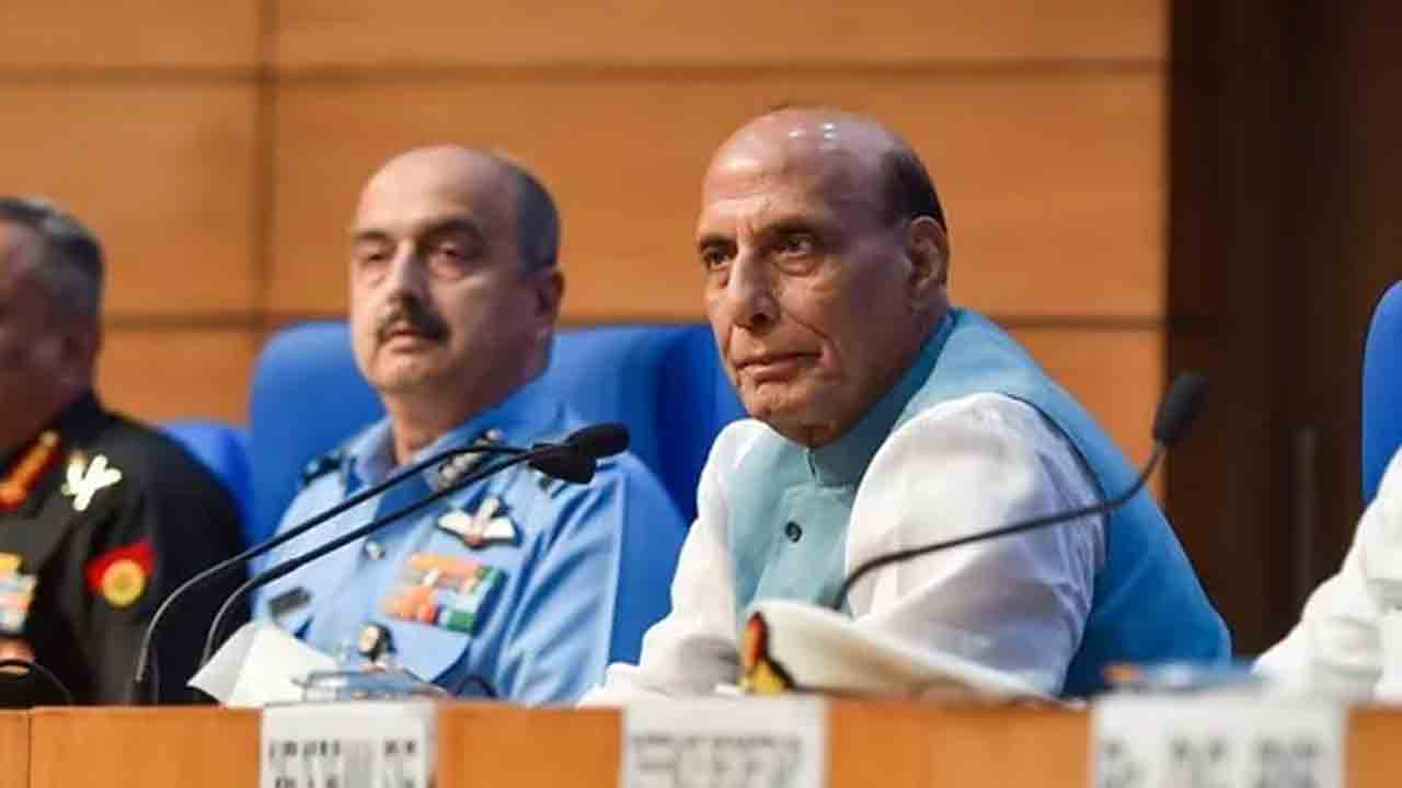 అగ్నిపథ్‌ ఆందోళనలు.. త్రివిధ దళాధిపతులతో సమావేశమైన రాజ్‌నాథ్‌ సింగ్‌