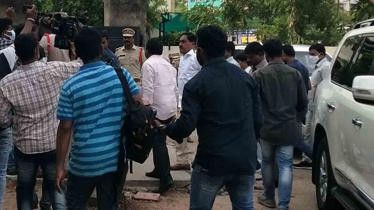 ఎంజీఎంలో రాకేశ్‌ మృతదేహానికి నివాళులర్పించిన మంత్రి ఎర్రబెల్లి