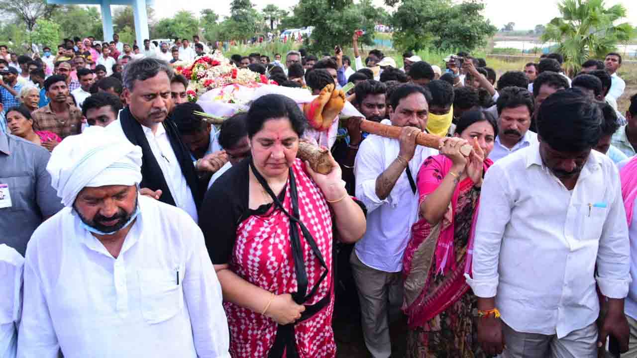 అశ్రున‌య‌నాల మ‌ధ్య రాకేశ్ అంత్య‌క్రియ‌లు.. పాడె మోసిన మంత్రులు