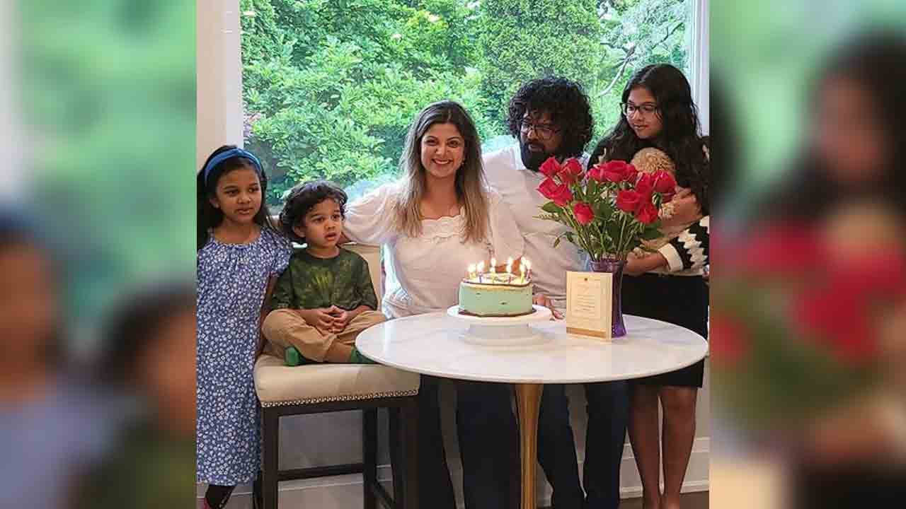 Rambha Birthday | ఓ వైపు గులాబీ పువ్వులు..మ‌రోవైపు రంభ చిరున‌వ్వులు..బ‌ర్త్ డే స్టిల్స్‌