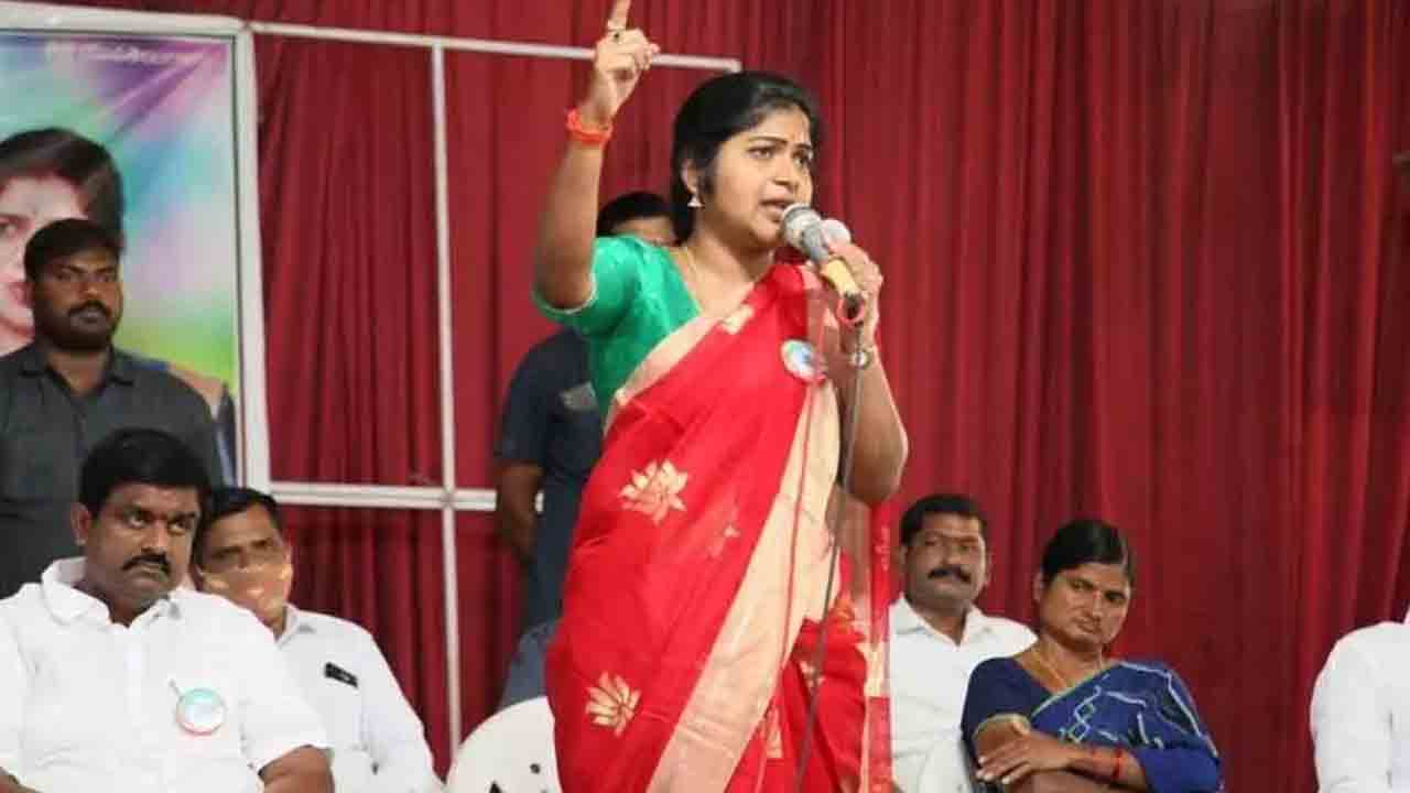 బండి సంజయ్‌కి నోటీసులు.. రాణి రుద్రమ, దరువు ఎల్లన్న అరెస్ట్