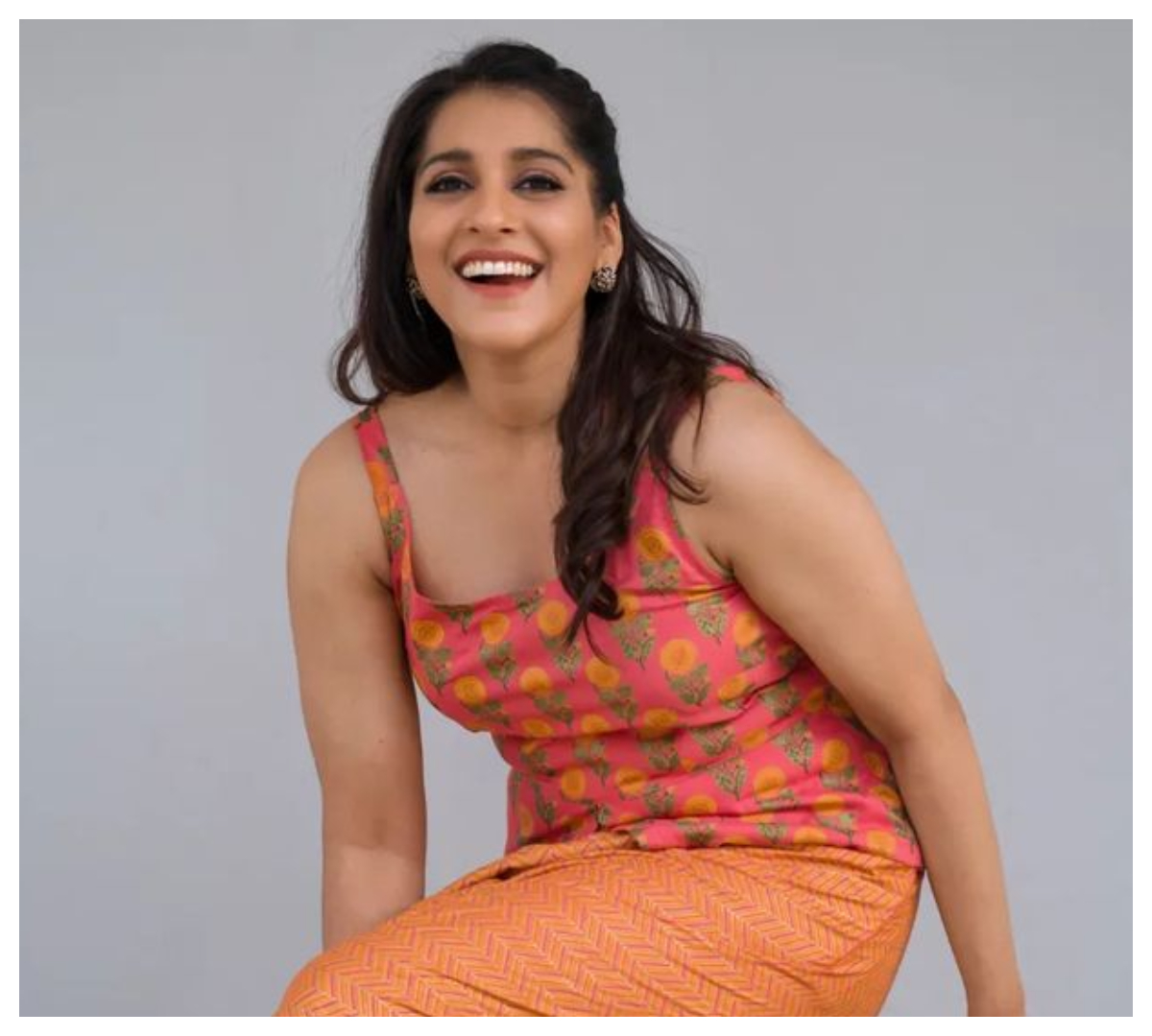 Rashmi Gautam | స్లీవ్ లెస్ అందాల‌తో క‌వ్విస్తున్న‌ రష్మి గౌతమ్..