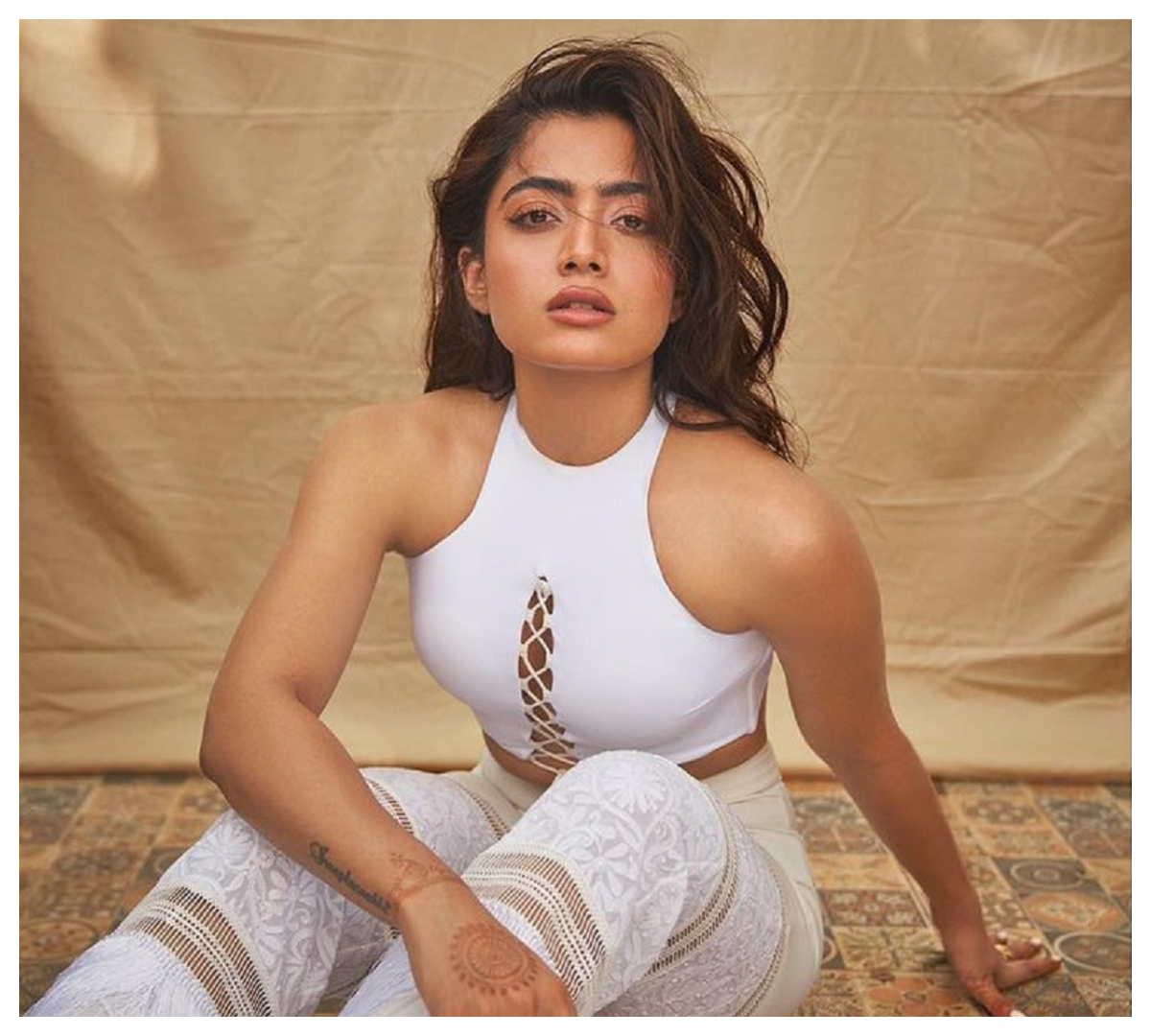 Rashmika Mandanna | స్లీవ్ లెస్ టాప్‌లో కైపెక్కిస్తున్న రష్మిక మందన్న..