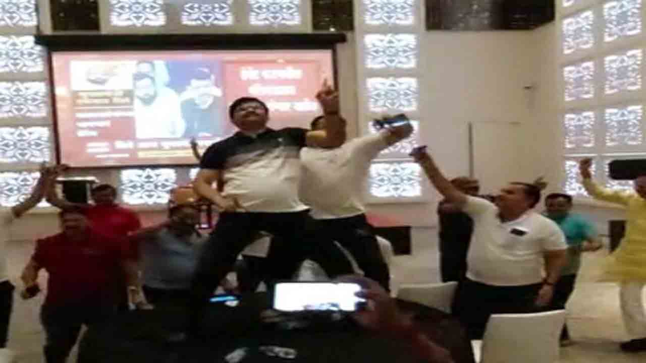 Watch: ఏక్‌నాథ్‌ షిండేకు సీఎం పదవి… గోవాలో రెబల్స్ ఎమ్మెల్యేలు డాన్స్