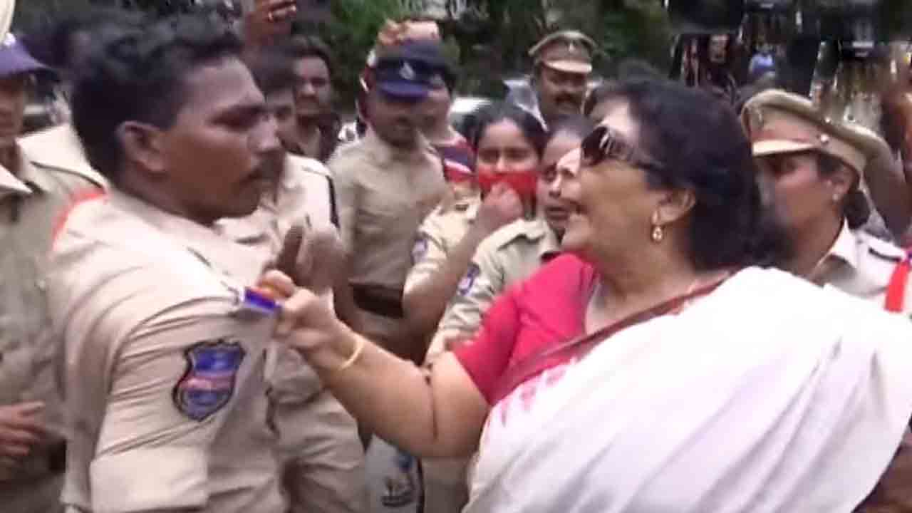 కాంగ్రెస్ నేత‌ల జులుం.. ఎస్ఐ చొక్కా ప‌ట్టుకున్న‌ రేణుకా చౌద‌రి.. వీడియో