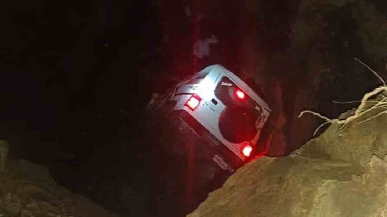 బావిలో పడిపోయిన వాహనం.. ఏడుగురు దుర్మరణం