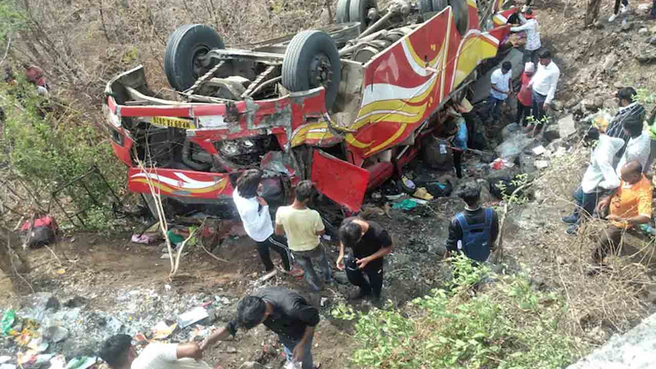లోయలో పడ్డ బస్సు.. ఐదుగురు మృతి.. 40 మందికి గాయాలు