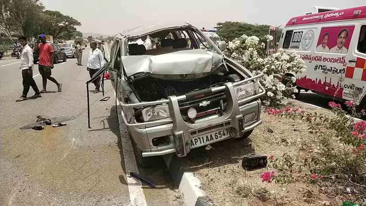జనగామలో డివైడర్‌ను ఢీకొట్టిన కారు.. ముగ్గురు దుర్మరణం