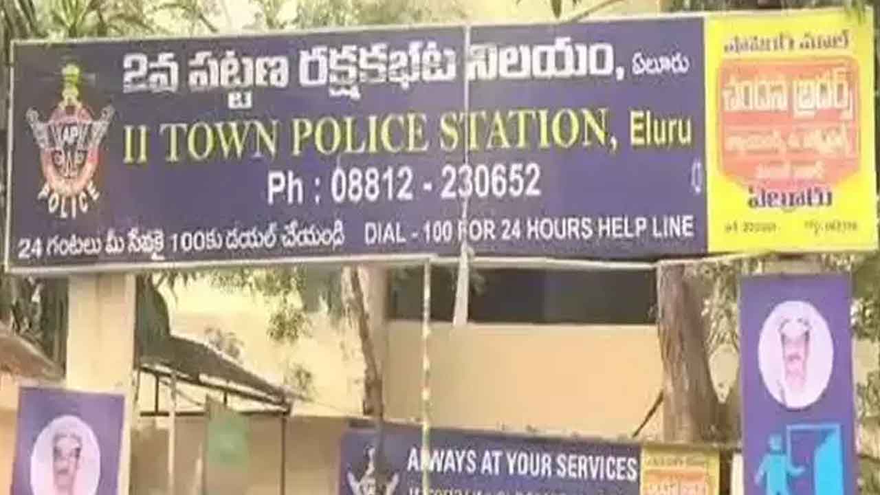 ఏలూరు పోలీసుల అత్యుత్సాహం.. పీఎస్‌లో రౌడీషీటర్‌ బర్త్‌డే వేడుక