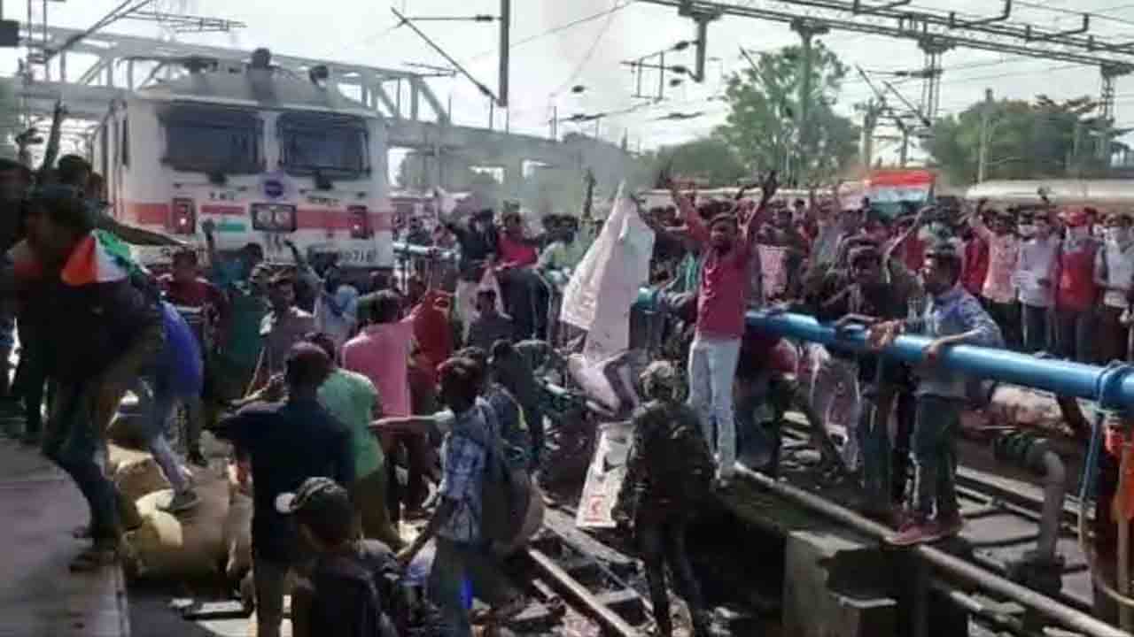 సికింద్రాబాద్‌ పరిధిలో 71 రైళ్లు రద్దు.. తీవ్ర ఇబ్బందుల్లో ప్రయాణికులు