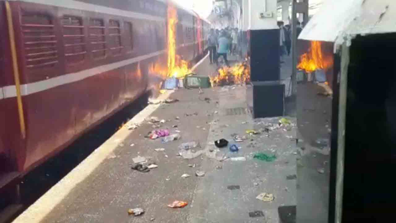 సికింద్రాబాద్‌ రైల్వే స్టేషన్‌లో ఆర్మీ అభ్యర్థుల విధ్వంసం..