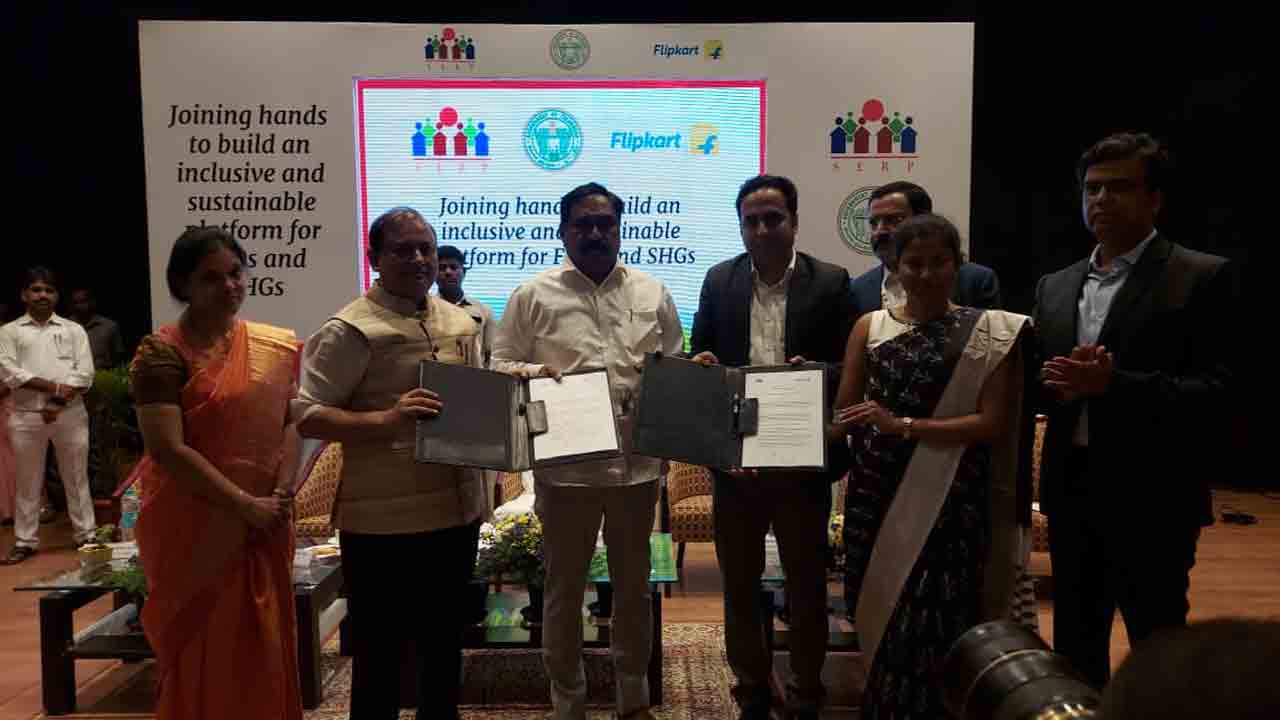 మంత్రి ఎర్రబెల్లి సమక్షంలో ఫ్లిప్‌కార్ట్‌తో సెర్ప్‌ ఎంఓయూ..