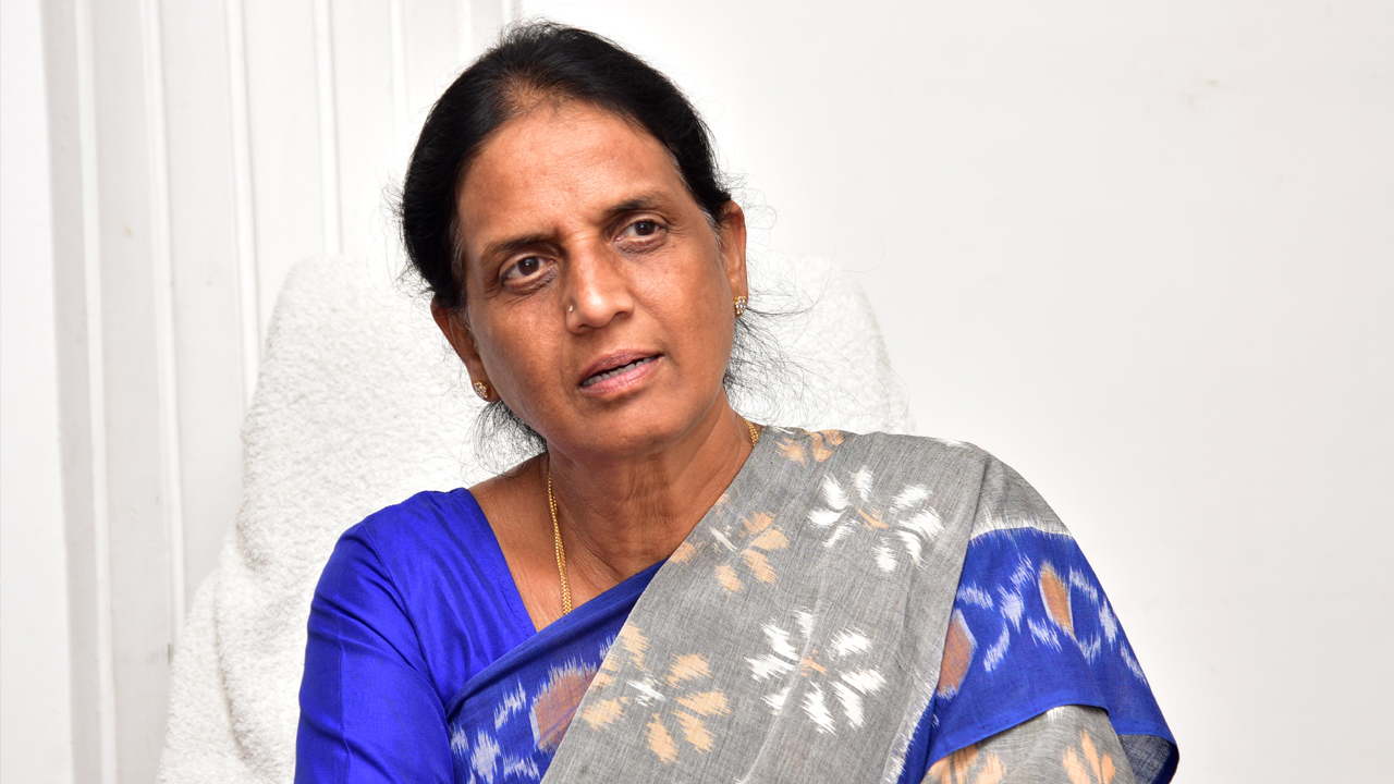 విద్యార్థులకు మెరుగైన చికిత్స అందించాలి.. మంత్రి సబిత ఆదేశం