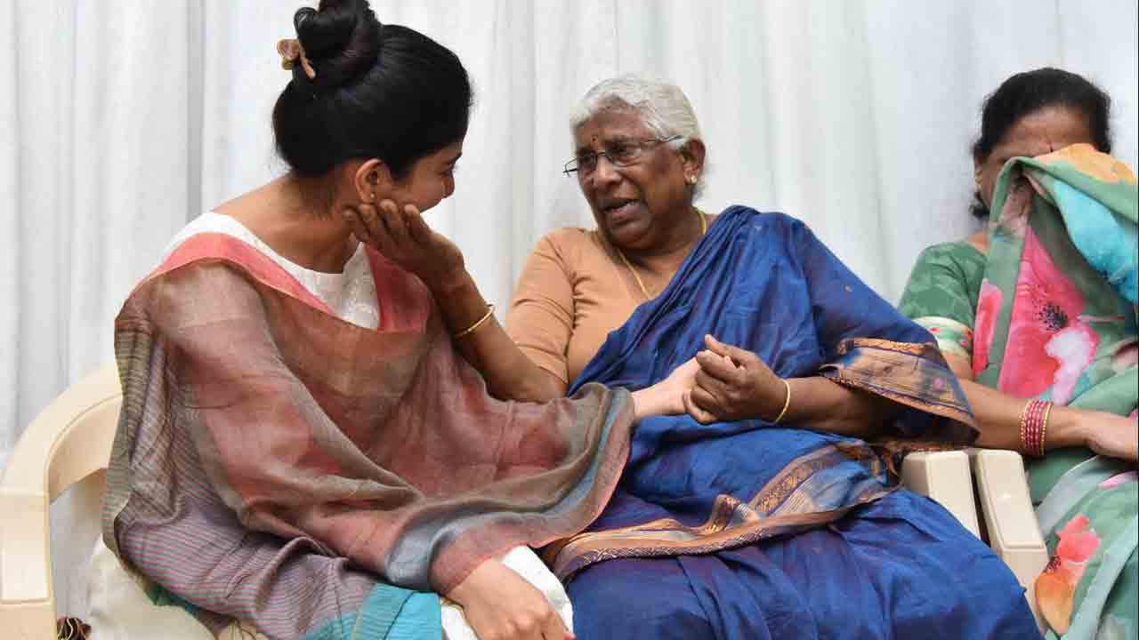 Sai Pallavi | స‌ర‌ళ కుటుంబాన్ని క‌లిసిన సాయిప‌ల్ల‌వి టీం..కానుక‌గా చీర..!