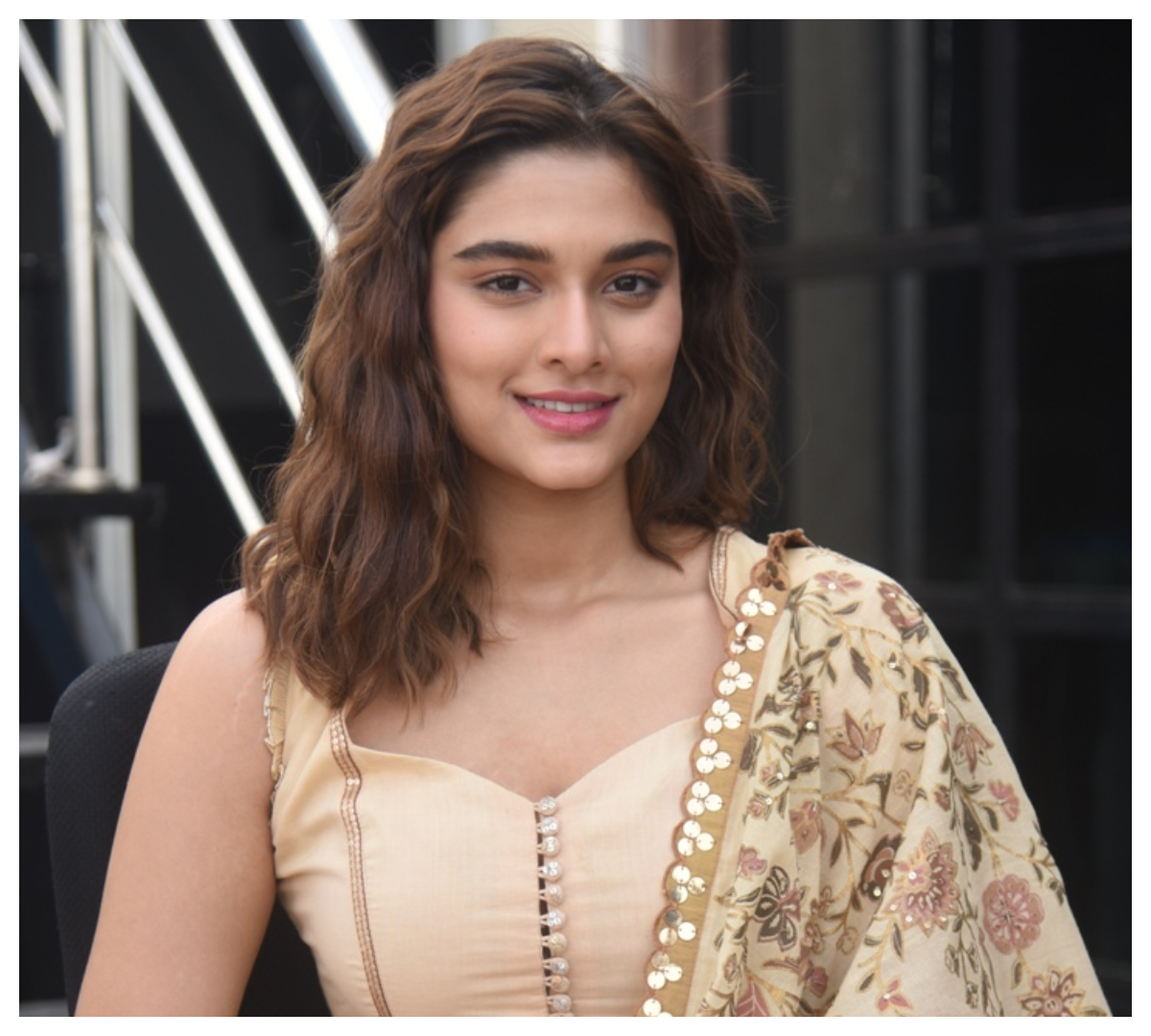 Saiee Manjrekar | చిరున‌వ్వుతో ఆక‌ట్టుకుంటున్న‌ స‌యీ మంజ్రేక‌ర్..