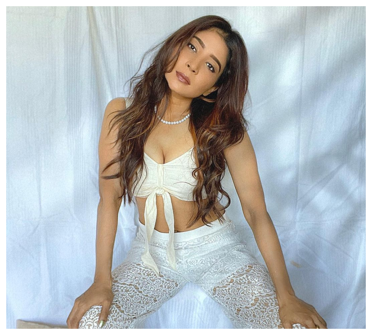 Sakshi Agarwal | చూపులతో గుచ్చేస్తున్న సాక్షి అగర్వాల్..