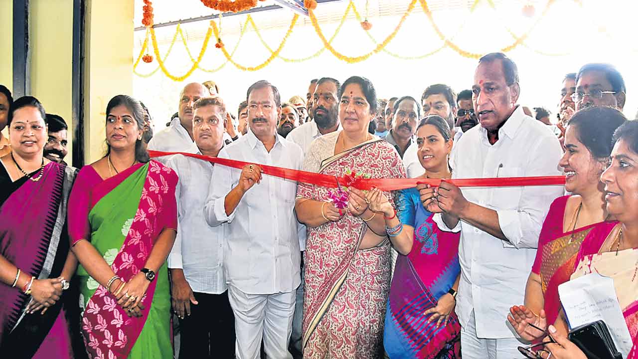 దేశాన్ని తాకట్టు పెడుతున్న కేంద్రం: మంత్రి సత్యవతి