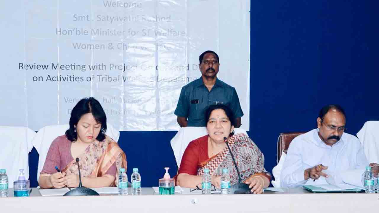 పిల్ల‌ల‌కు ఇంగ్లీష్ మీడియంపై అవ‌గాహ‌న క‌ల్పించాలి : మంత్రి స‌త్య‌వ‌తి