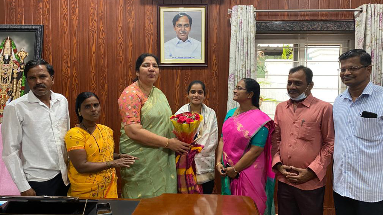 శాంతకుమారికి ఆర్థిక సాయం : మంత్రి సత్యవతి