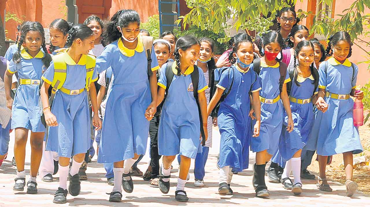 సర్కార్‌ బడి పిల్లలకు యూనిఫాంలు