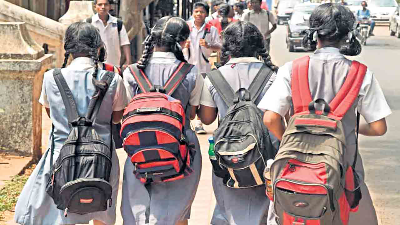 ఒక్కో విద్యార్థిపై ఏటా అర లక్ష