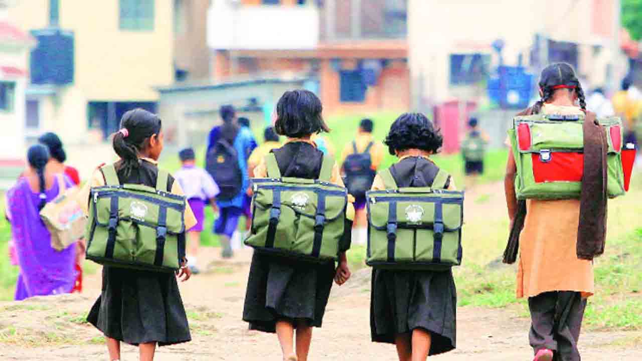 బడికి వేళాయె.. రాష్ట్రవ్యాప్తంగా రేపటి నుంచి పాఠశాలలు పునః ప్రారంభం : మంత్రి సబిత