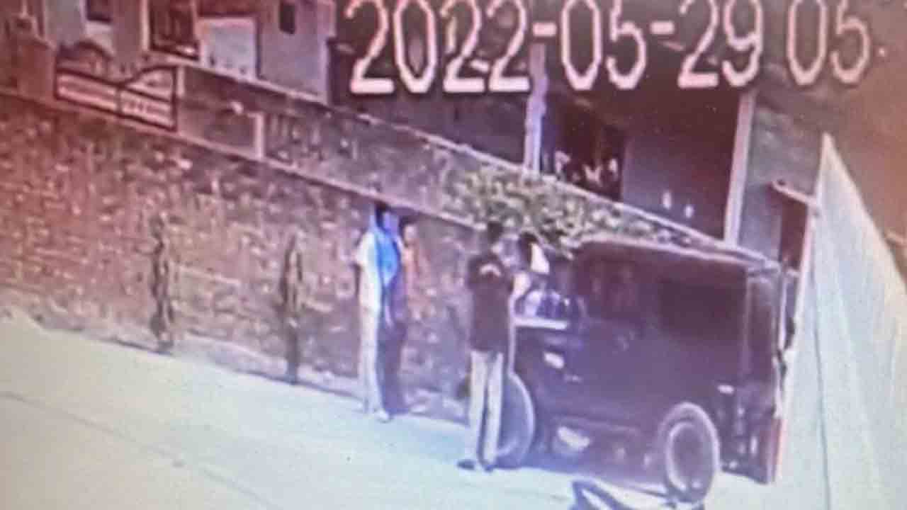 సింగర్‌ సిద్ధూతో వ్యక్తి సెల్ఫీ… హత్యలో అతడి పాత్రపై పోలీసుల దర్యాప్తు