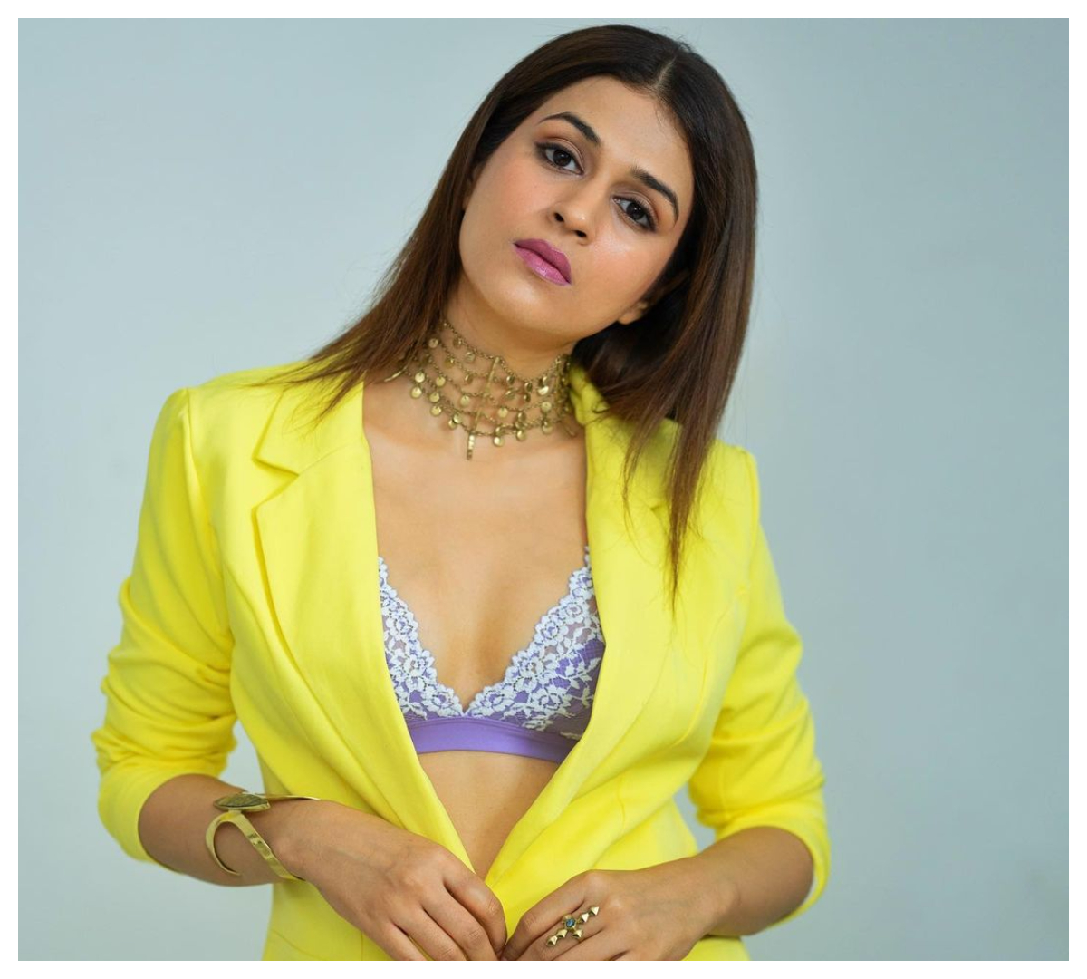 Shraddha Das | చూపుల‌తో మ‌త్తెక్కిస్తున్న శ్రద్ధా దాస్..